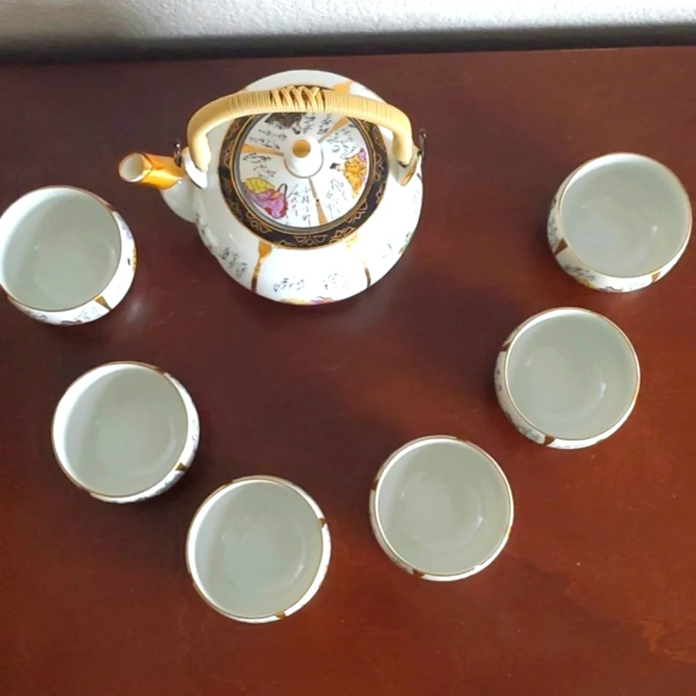 Kutani teapot rattan